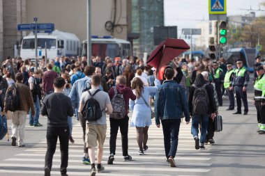 Moscow, Rusya Federasyonu - 30 Nisan 2018: Protestocular ralli posterler ve kağıt uçaklar ile bırakın. Rusya'da telgraf app engelleme karşı bir miting Sakharov cadde üzerinde. Internet sansürü karşı