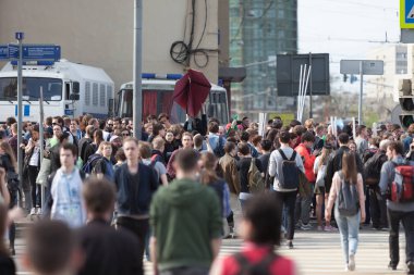 Moscow, Rusya Federasyonu - 30 Nisan 2018: Protestocular ralli posterler ve kağıt uçaklar ile bırakın. Rusya'da telgraf app engelleme karşı bir miting Sakharov cadde üzerinde. Internet sansürü karşı