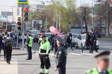 Moscow, Rusya Federasyonu - 30 Nisan 2018: Protestocular ralli posterler ve kağıt uçaklar ile bırakın. Rusya'da telgraf app engelleme karşı bir miting Sakharov cadde üzerinde. Internet sansürü karşı