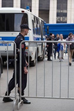 Moscow, Rusya Federasyonu - 30 Nisan 2018: Protestocular ralli posterler ve kağıt uçaklar ile bırakın. Rusya'da telgraf app engelleme karşı bir miting Sakharov cadde üzerinde. Internet sansürü karşı