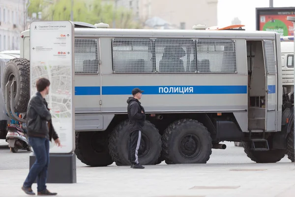 МОСКВА, Россия - 30 апреля 2018 года: Полицейские автобусы в кордоне. Митинг на проспекте Сахарова против блокировки приложения Telegram в России. Против интернет-цензуры — стоковое фото