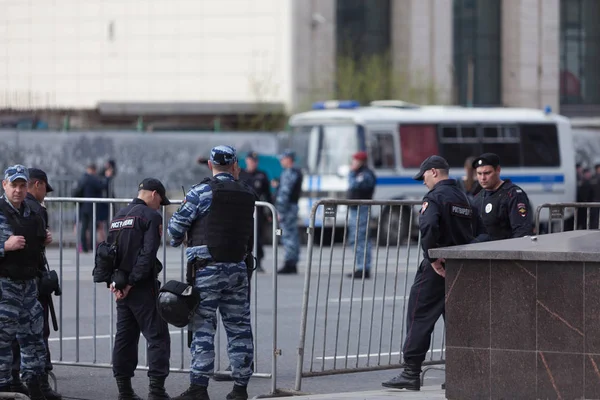 MOSCÚ, RUSIA - 30 DE ABRIL DE 2018: Policías en el cordón. Un mitin en la avenida Sakharov contra el bloqueo de la aplicación Telegram en Rusia. Contra la censura de Internet — Foto de Stock