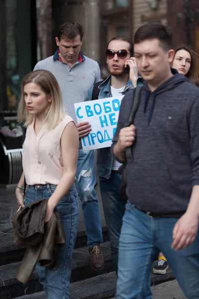 МОСКВА, РОССИЯ - 30 апреля 2018 года: протестующие с плакатом. Митинг на проспекте Сахарова против блокировки приложения Telegram в России. Против интернет-цензуры — стоковое фото