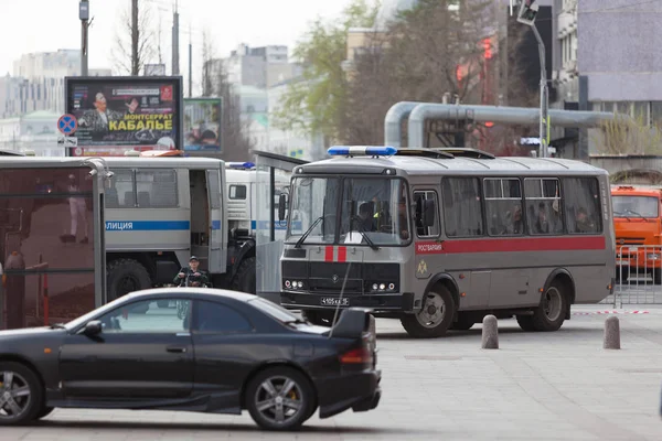 MOSCÚ, RUSIA - 30 DE ABRIL DE 2018: Autobuses policiales en el cordón. Un mitin en la avenida Sakharov contra el bloqueo de la aplicación Telegram en Rusia. Contra la censura de Internet — Foto de Stock