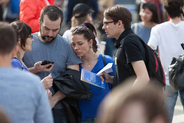 Moskva, Rusko - 30 dubna 2018: Protestující opustit rally s plakáty a papírové letadlo. Rally na Sacharovově třídě proti blokování app Telegram v Rusku. Proti cenzuře internetu — Stock fotografie