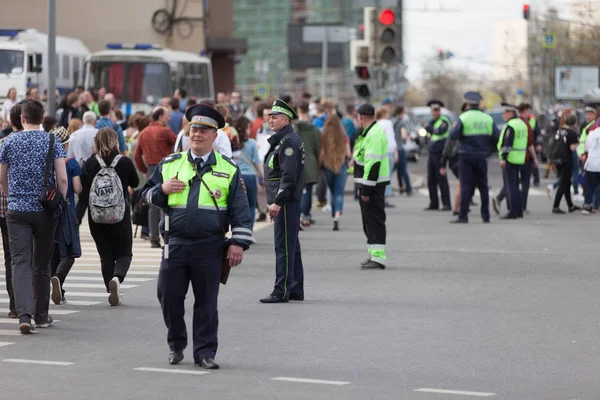 Moscow, Rusya Federasyonu - 30 Nisan 2018: Protestocular ralli posterler ve kağıt uçaklar ile bırakın. Rusya'da telgraf app engelleme karşı bir miting Sakharov cadde üzerinde. Internet sansürü karşı