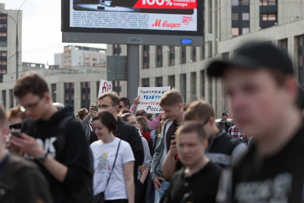 Moskva, Ryssland - 30 April 2018: Lämna demonstranter rallyt med affischer och papper flygplan. Ett rally på Sacharov Avenue mot blockering appen Telegram i Ryssland. Mot Internetcensur — Stockfoto