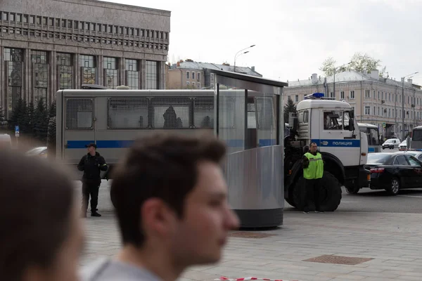 MOSCÚ, RUSIA - 30 DE ABRIL DE 2018: Autobuses policiales en el cordón. Un mitin en la avenida Sakharov contra el bloqueo de la aplicación Telegram en Rusia. Contra la censura de Internet — Foto de Stock