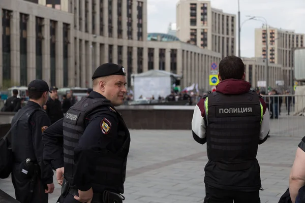 MOSCÚ, RUSIA - 30 DE ABRIL DE 2018: Policías en el cordón. Un mitin en la avenida Sakharov contra el bloqueo de la aplicación Telegram en Rusia. Contra la censura de Internet — Foto de Stock