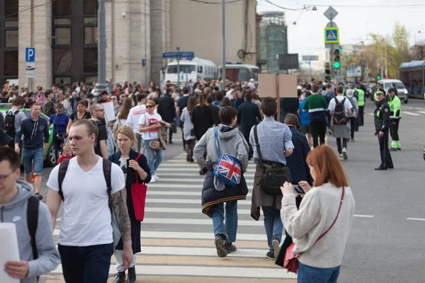 Moskau, Russland - 30. April 2018: Demonstranten verlassen die Kundgebung mit Plakaten und Papierflugzeugen. Eine Kundgebung auf der Sacharow-Allee gegen die Sperrung der Telegramm-App in Russland. gegen Internetzensur — Stockfoto