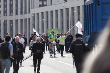 Moskova, Rusya - 30 Nisan 2018: Bir adam bir miting Sakharov telgraf app Rusya'da engelleme karşı cadde üzerinde sonra 