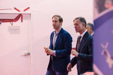 Moskova, Rusya - 23 Mayıs 2015: Sanayi ve Rusya Federasyonu Denis Manturov 8 uluslararası helikopter Sanayi Fuarı Helirussia 2015 Crocus Expo, Ticaret Bakanı 