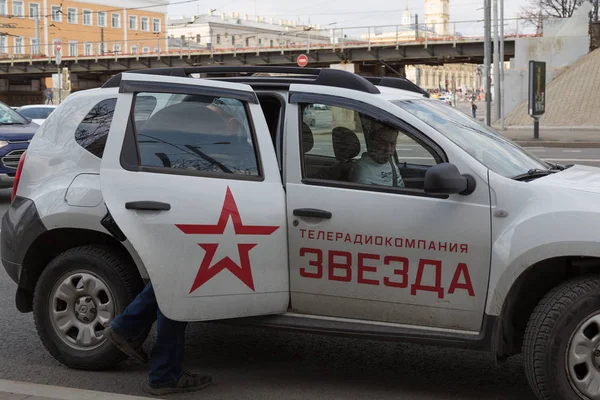 MOSCÚ, RUSIA - 30 DE ABRIL DE 2018: El automóvil de la compañía estatal de televisión ZVEZDA después de un mitin en la avenida Sakharov contra el bloqueo del telegrama en Rusia. Contra la censura de Internet — Foto de Stock