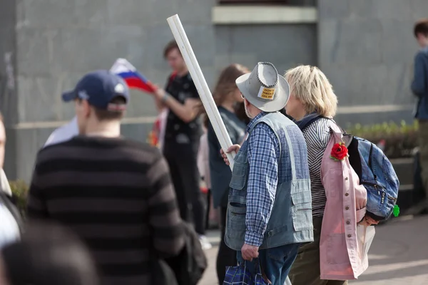 МОСКВА, РОССИЯ - 30 апреля 2018 года: Протестующие покидают митинг на проспекте Сахарова против блокирования приложения Telegram в России — стоковое фото