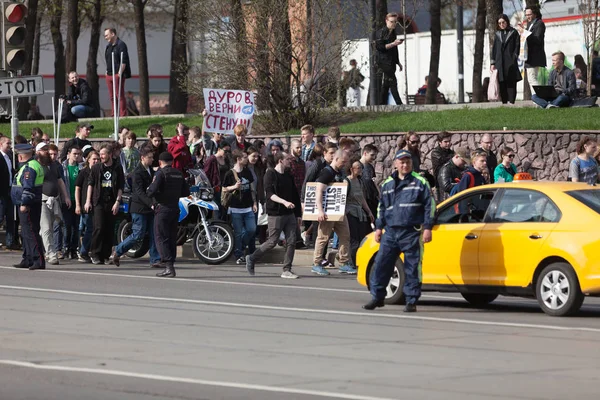 МОСКВА, РОССИЯ - 30 апреля 2018 года: протестующие покидают митинг с плакатами и бумажными самолетами. Митинг на проспекте Сахарова против блокировки приложения Telegram в России. Против интернет-цензуры — стоковое фото