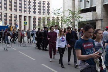 Protestocular ralli posterler ve kağıt uçaklar ile bırakın. Rusya'da telgraf app engelleme karşı bir miting Sakharov cadde üzerinde. Internet sansürü karşı