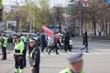Moscow, Rusya Federasyonu - 30 Nisan 2018: Protestocular ralli posterler ve kağıt uçaklar ile bırakın. Rusya'da telgraf app engelleme karşı bir miting Sakharov cadde üzerinde. Internet sansürü karşı