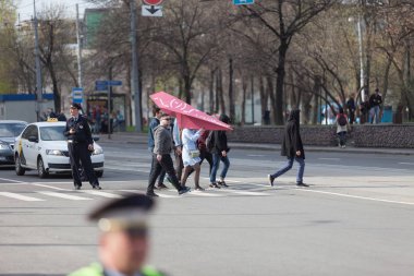 Moscow, Rusya Federasyonu - 30 Nisan 2018: Protestocular ralli posterler ve kağıt uçaklar ile bırakın. Rusya'da telgraf app engelleme karşı bir miting Sakharov cadde üzerinde. Internet sansürü karşı