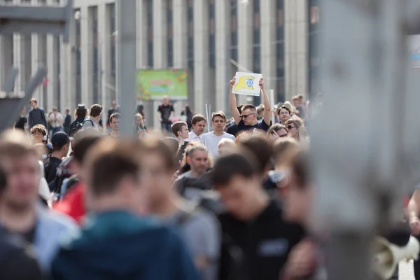 MOSCÚ, RUSIA - 30 DE ABRIL DE 2018: Manifestantes abandonan la manifestación con carteles y aviones de papel. Un mitin en la avenida Sakharov contra el bloqueo de la aplicación Telegram en Rusia. Contra la censura de Internet —  Fotos de Stock