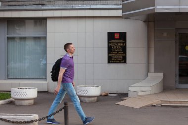 Moskova, Rusya - 30 Nisan 2018: Plak ofis Roskomnadzor Binası girişinde. Sonra ralli Sakharov Rusya telgraf Messenger'da engelleme karşı cadde üzerinde.