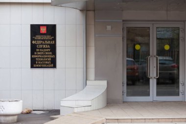 Moskova, Rusya - 30 Nisan 2018: Plak ofis Roskomnadzor Binası girişinde. Sonra ralli Sakharov Rusya telgraf Messenger'da engelleme karşı cadde üzerinde.