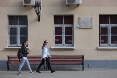 Moskova, Rusya - 30 Nisan 2018: Ev ve bir kağıt uçak duvardaki bir anıt tablet. Yazıt: 