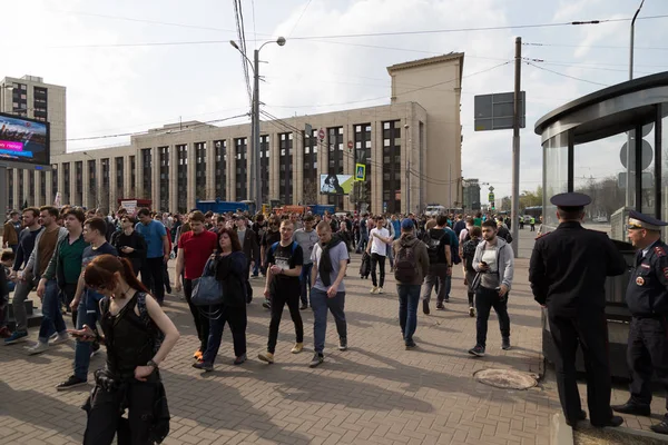 MOSCOW, RÚSSIA - 30 de abril de 2018: Manifestantes deixam o comício com cartazes e aviões de papel. Um comício na Avenida Sakharov contra o bloqueio do aplicativo Telegram na Rússia. Contra a censura na Internet — Fotografia de Stock