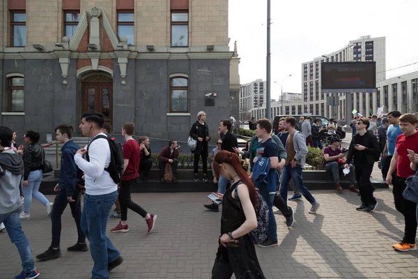 MOSCOW, RÚSSIA - 30 de abril de 2018: Manifestantes deixam o comício com cartazes e aviões de papel. Um comício na Avenida Sakharov contra o bloqueio do aplicativo Telegram na Rússia. Contra a censura na Internet — Fotografia de Stock