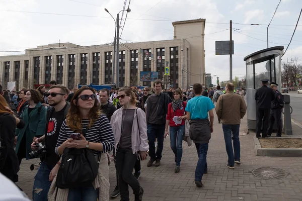 MOSCÚ, RUSIA - 30 DE ABRIL DE 2018: Manifestantes abandonan la manifestación con carteles y aviones de papel. Un mitin en la avenida Sakharov contra el bloqueo de la aplicación Telegram en Rusia. Contra la censura de Internet — Foto de Stock