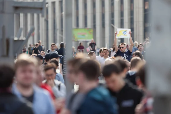 МОСКВА, РОССИЯ - 30 апреля 2018 года: протестующие покидают митинг с плакатами и бумажными самолетами. Митинг на проспекте Сахарова против блокировки приложения Telegram в России. Против интернет-цензуры — стоковое фото