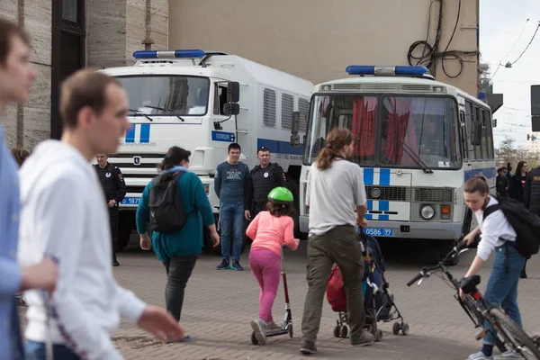 MOSCÚ, RUSIA - 30 DE ABRIL DE 2018: Los coches de policía y Rosgvardia están acordonados después de una manifestación en la avenida Sakharov contra el bloqueo del telegrama en Rusia. Contra la censura en Internet . — Foto de Stock