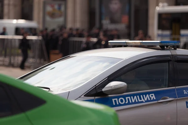 Moskwa, Rosja - 30 kwietnia 2018: Samochody policyjne i Rosgvardia są kordonem po wiecu na Avenue Sacharowa przeciwko blokowaniu telegram w Rosji. Przeciw cenzurze w Internecie. — Zdjęcie stockowe