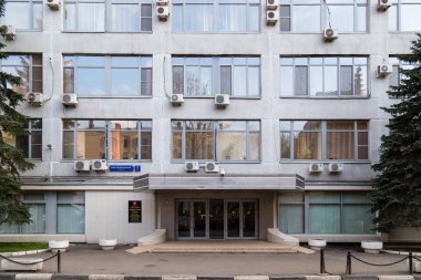 Moskova, Rusya - 30 Nisan 2018: Plak ofis Roskomnadzor Binası girişinde. Sonra ralli Sakharov Rusya telgraf Messenger'da engelleme karşı cadde üzerinde