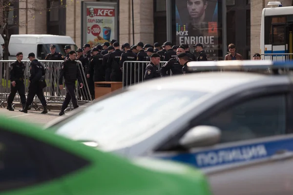 MOSCÚ, RUSIA - 30 DE ABRIL DE 2018: Los coches de policía y Rosgvardia están acordonados después de una manifestación en la avenida Sakharov contra el bloqueo del telegrama en Rusia. Contra la censura en Internet . — Foto de Stock