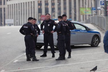 Moscow, Rusya Federasyonu - 30 Nisan 2018: Polis arabaları ve Rosgvardia bir miting Sakharov Rusya'da telgraf engelleme karşı cadde üzerinde sonra kordon. Internet üzerinde karşı sansür