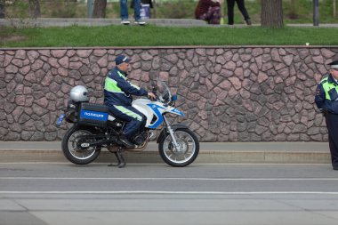 Moskova, Rusya - 30 Nisan 2018: Sonra bir miting Sakharov messenger telgraf Rusya'da engelleme karşı cadde üzerinde bir motosiklet üzerinde bir yol polis. Internet üzerinde karşı sansür 