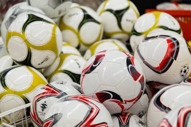 Moskova, Rusya - 27 Nisan 2018: Renkli futbol topları Auchan süpermarkette