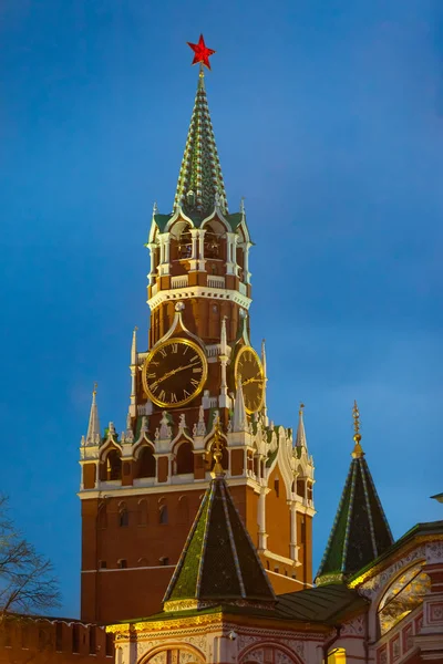 MOSCOW, RUSSIA - APRIL 30, 2018: View of the Spasskaya Tower of the Moscow Kremlin. Red Square. Before sunset — Stock Photo, Image