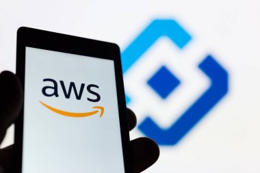 Moskova, Rusya - 9 Mayıs 2018: Smartphone Amazon Web Services (Aws) logosu ile elinde. Roskomnadzor (Rkn) amblem arka plan üzerinde. IP milyonlarca telgraf app messenger yasaklamaya engellendi. Sansür. VPN
