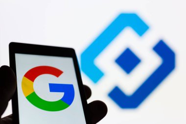 Moskova, Rusya - 9 Mayıs 2018: Smartphone Google logosu ile elinde. Roskomnadzor (Rkn) amblem arka plan üzerinde. IP milyonlarca telgraf app messenger yasaklamaya engellendi. Sansür. VPN. Proxy. Özgürlük.