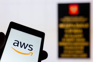 Moskova, Rusya - 9 Mayıs 2018: Smartphone Amazon Web Services (Aws) logosu ile elinde. Arka plan Roskomnadzor (Rkn) ofisi. IP milyonlarca telgraf app messenger yasaklamaya engellendi. Sansür. VPN