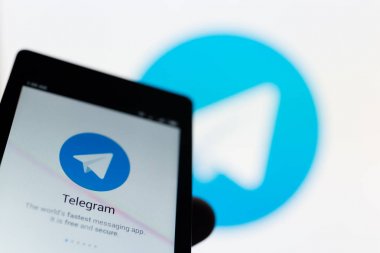 Moskova, Rusya - 9 Mayıs 2018: Smartphone ile popüler güvenli mesajlaşma telgraf app ekranda elinde. Uçak uygulama amblemi arka plan üzerinde olduğunu. Şifreleme yerleşik olarak bulunur. Özel anahtar.
