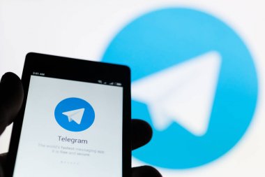 Moskova, Rusya - 9 Mayıs 2018: Smartphone ile popüler güvenli mesajlaşma telgraf app ekranda elinde. Uçak uygulama amblemi arka plan üzerinde olduğunu. Şifreleme yerleşik olarak bulunur. Özel anahtar.