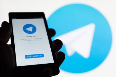 Moskova, Rusya - 9 Mayıs 2018: Smartphone ile popüler güvenli mesajlaşma telgraf app ekranda elinde. Uçak uygulama amblemi arka plan üzerinde olduğunu. Şifreleme yerleşik olarak bulunur. Özel anahtar.