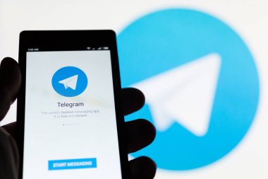 Moskova, Rusya - 9 Mayıs 2018: Smartphone ile popüler güvenli mesajlaşma telgraf app ekranda elinde. Uçak uygulama amblemi arka plan üzerinde olduğunu. Şifreleme yerleşik olarak bulunur. Özel anahtar.