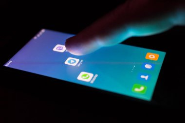 Moskova, Rusya - 9 Mayıs 2018: bir Resepsiyon popüler telgraf messenger simgesi görüntüleniyor karanlıkta yatan bir smartphone. Parmak dokunmatik ekran üzerinde. Dijital direnç. İletişim özgürlüğü.