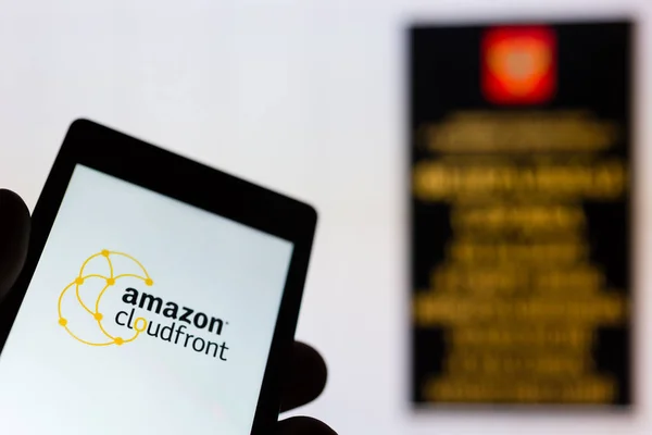 Moskova, Rusya - 9 Mayıs 2018: Smartphone Amazon cloudfront logolu elinde. Arka plan Roskomnadzor (Rkn) ofisi. IP milyonlarca telgraf app messenger yasaklamaya engellendi. Sansür. VPN
