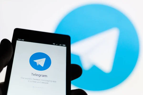 Moskva, Rusko - 9. května 2018: Smartphone v ruce s populární bezpečné messenger Telegram aplikace na obrazovce. Letadlo je znak aplikace na pozadí. Kryptografie v. Soukromý klíč. — Stock fotografie