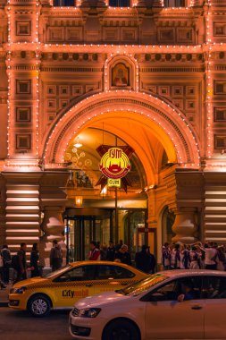 Moskova, Rusya - 30 Nisan 2018: Sakız kırmızı Meydanı'na bir bakış. Bina şenlikli aydınlatma ile dekore edilmiştir. İyi akşamlar, gün batımından önce alacakaranlık