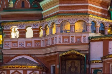 Moskova, Rusya - 30 Nisan 2018: Aziz Basil Katedrali kırmızı kare üzerinde mimari detaylar. İyi akşamlar, gün batımından önce 